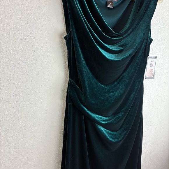 Jessica Howard: Elegant Emerald Green Velvet Dress - Picture 4 of 10